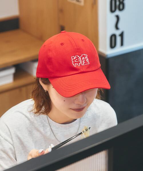 Collaboration URBAN RESEARCH(コラボレーションアーバンリサーチ)の「KAMUKURA×UR CAP Kamukura(キャップ・レディース・ブラック/レッド・ONE)」の11枚目の写真
