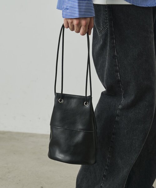COLONY 2139（コロニートゥーワンスリーナイン）の「【UNISEX】レザーライクドローストリングバッグ（トートバッグ・メンズ・ブラウン/ベージュ/ブラック・FREE）」の4枚目の写真