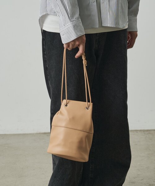 COLONY 2139（コロニートゥーワンスリーナイン）の「【UNISEX】レザーライクドローストリングバッグ（トートバッグ・メンズ・ブラウン/ベージュ/ブラック・FREE）」の10枚目の写真