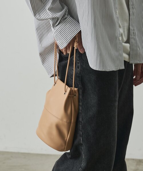 COLONY 2139（コロニートゥーワンスリーナイン）の「【UNISEX】レザーライクドローストリングバッグ（トートバッグ・メンズ・ブラウン/ベージュ/ブラック・FREE）」の11枚目の写真