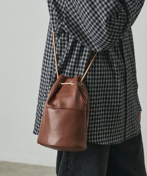COLONY 2139（コロニートゥーワンスリーナイン）の「【UNISEX】レザーライクドローストリングバッグ（トートバッグ・メンズ・ブラウン/ベージュ/ブラック・FREE）」の9枚目の写真