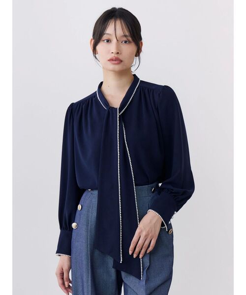 TONAL(トーナル)の「パールラインボウタイブラウス(シャツ/ブラウス・レディース・ネイビー/オフホワイト/グレー・MEDIUM)」の3枚目の写真
