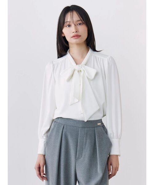 TONAL(トーナル)の「パールラインボウタイブラウス(シャツ/ブラウス・レディース・ネイビー/オフホワイト/グレー・MEDIUM)」の1枚目の写真