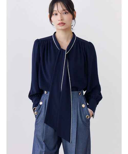TONAL(トーナル)の「パールラインボウタイブラウス(シャツ/ブラウス・レディース・ネイビー/オフホワイト/グレー・MEDIUM)」の9枚目の写真