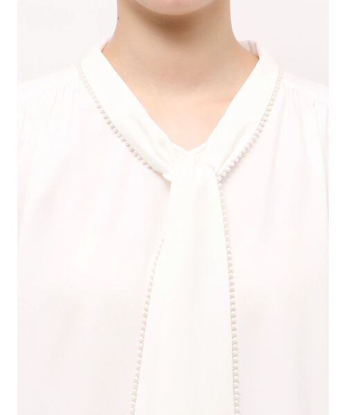 TONAL(トーナル)の「パールラインボウタイブラウス(シャツ/ブラウス・レディース・ネイビー/オフホワイト/グレー・MEDIUM)」の20枚目の写真