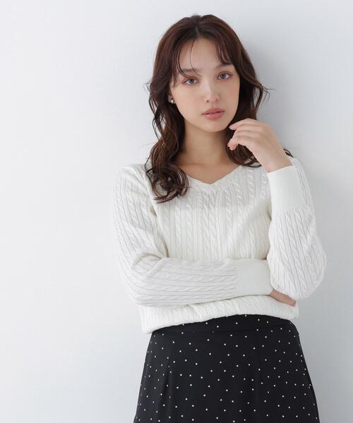 NATURAL BEAUTY BASIC(ナチュラルビューティーベーシック)の「ミニケーブルVネックニット(ニット/セーター・レディース・ブルー/ネイビー/オフホワイト・FREE)」の2枚目の写真