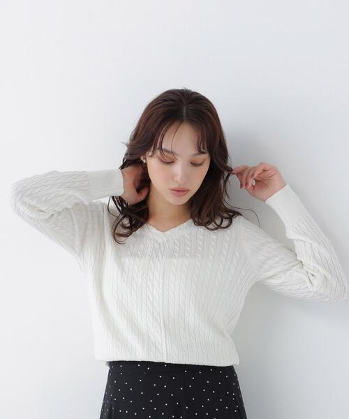 NATURAL BEAUTY BASIC(ナチュラルビューティーベーシック)の「ミニケーブルVネックニット(ニット/セーター・レディース・ブルー/ネイビー/オフホワイト・FREE)」の5枚目の写真