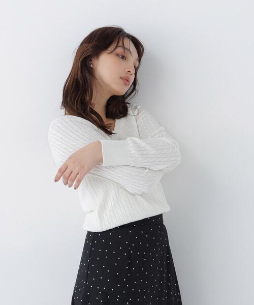 NATURAL BEAUTY BASIC(ナチュラルビューティーベーシック)の「ミニケーブルVネックニット(ニット/セーター・レディース・ブルー/ネイビー/オフホワイト・FREE)」の9枚目の写真