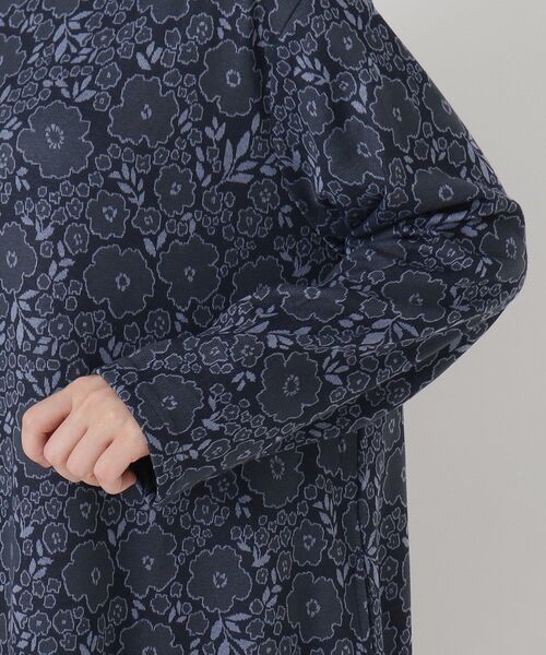one'sterrace(ワンズテラス)の「ジャカードカットソー ハイネックワンピース(ワンピース・レディース・ネイビー系5/ブラック系8・02)」の7枚目の写真