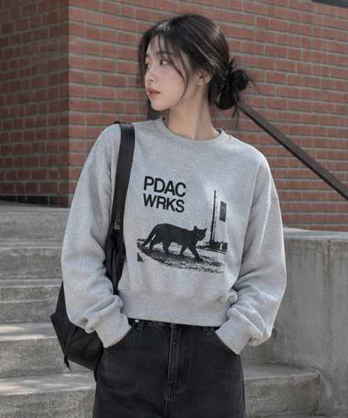 PEID（ペイド）の「PD ストラゴ セミクロップスウェット 2Color（スウェット・レディース・ブラック/アッシュグレー・X-LARGE/XX-LARGE）」の3枚目の写真