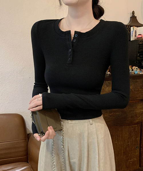 2ly2（トゥーリートゥー）の「ヘンリーネック長袖トップス ボタン付き ストレッチ カットソー 無地（Tシャツ/カットソー・レディース・ブラック/ブラウン/ライトグレー/ダークグレー・FREE）」の8枚目の写真