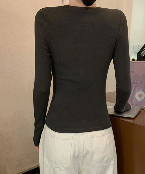 2ly2（トゥーリートゥー）の「ヘンリーネック長袖トップス ボタン付き ストレッチ カットソー 無地（Tシャツ/カットソー・レディース・ブラック/ブラウン/ライトグレー/ダークグレー・FREE）」の9枚目の写真