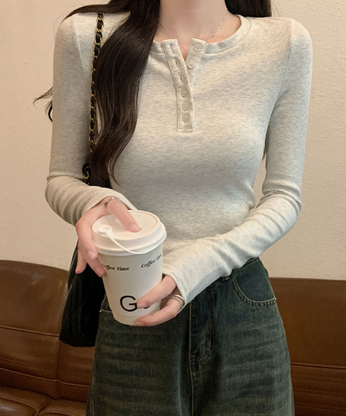 2ly2（トゥーリートゥー）の「ヘンリーネック長袖トップス ボタン付き ストレッチ カットソー 無地（Tシャツ/カットソー・レディース・ブラック/ブラウン/ライトグレー/ダークグレー・FREE）」の13枚目の写真