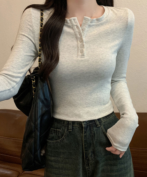 2ly2（トゥーリートゥー）の「ヘンリーネック長袖トップス ボタン付き ストレッチ カットソー 無地（Tシャツ/カットソー・レディース・ブラック/ブラウン/ライトグレー/ダークグレー・FREE）」の14枚目の写真