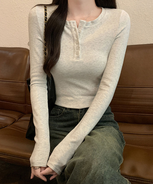 2ly2（トゥーリートゥー）の「ヘンリーネック長袖トップス ボタン付き ストレッチ カットソー 無地（Tシャツ/カットソー・レディース・ブラック/ブラウン/ライトグレー/ダークグレー・FREE）」の15枚目の写真