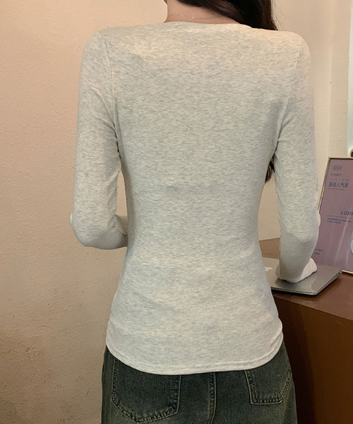 2ly2（トゥーリートゥー）の「ヘンリーネック長袖トップス ボタン付き ストレッチ カットソー 無地（Tシャツ/カットソー・レディース・ブラック/ブラウン/ライトグレー/ダークグレー・FREE）」の17枚目の写真