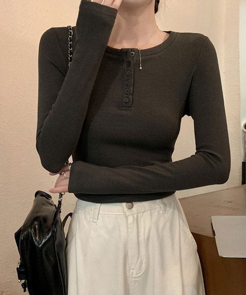 2ly2（トゥーリートゥー）の「ヘンリーネック長袖トップス ボタン付き ストレッチ カットソー 無地（Tシャツ/カットソー・レディース・ブラック/ブラウン/ライトグレー/ダークグレー・FREE）」の22枚目の写真