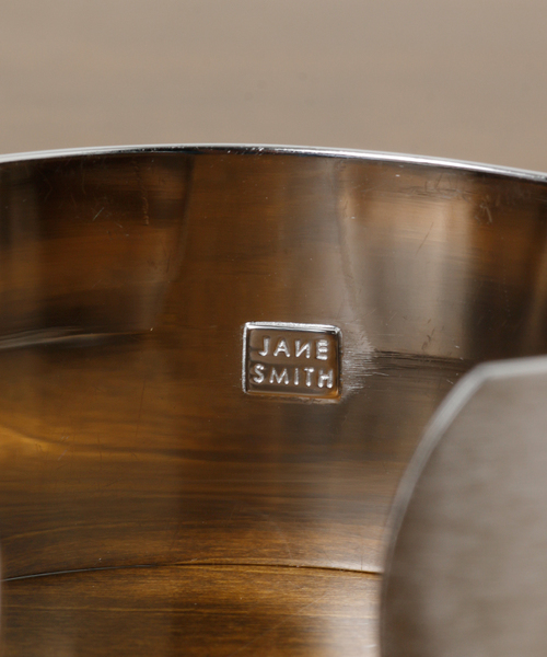 JANE SMITH / JOHN SMITH（ジェーンスミスジョンスミス）の「JANE SMITH 3CM プレートバングル（バングル/リストバンド・レディース・ゴールド/シルバー・FREE）」の4枚目の写真