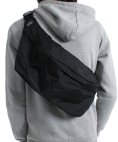 NIKE(ナイキ)の「LWスリングショルダー(ショルダーバッグ・メンズ・ブラック/レッド・ONE SIZE)」の5枚目の写真