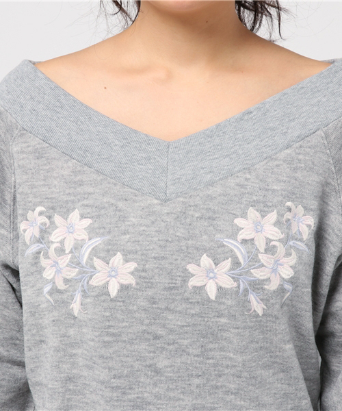 WEGO（ウィゴー）の「WEGO/刺繍Vネックオフショルニット（ニット/セーター・レディース・ピンク/杢グレー/オフホワイト・FREE）」の4枚目の写真