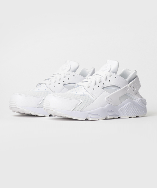 NIKE(ナイキ)の「NIKE AIR HUARACHE(スニーカー・メンズ・ブラック/グレー/ホワイト・28/27.5/26.5/27/26)」の1枚目の写真