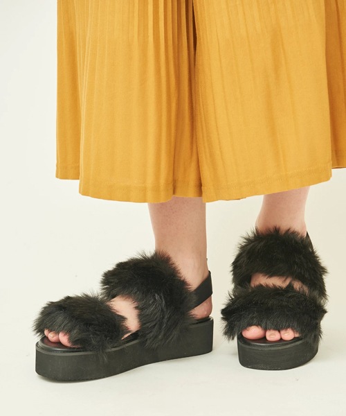 earth music&ecology（アースミュージックアンドエコロジー）の「【広瀬すずさんCM着用】 スポーツファーサンダル（サンダル・レディース・アイボリー/ブラック・M/S/L）」の2枚目の写真