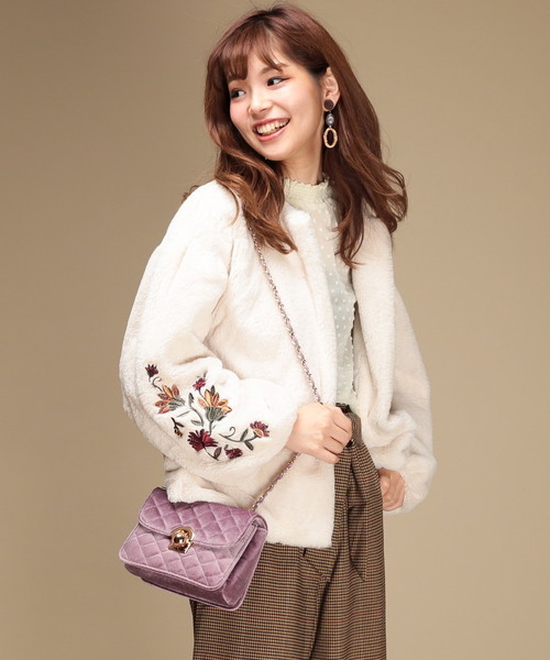 natural couture（ナチュラルクチュール）の「袖刺繍フェイクファー