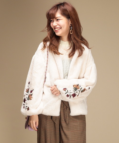 natural couture（ナチュラルクチュール）の「袖刺繍フェイクファー