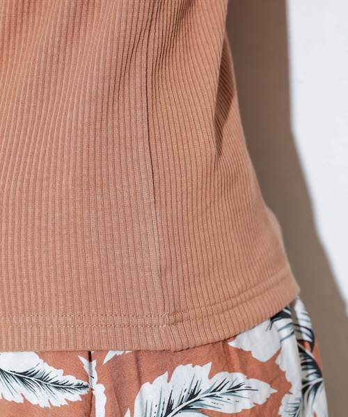 natural couture（ナチュラルクチュール）の「ワンショル風リブTシャツ（Tシャツ/カットソー・レディース・ブラック/ベージュ/オフホワイト/サックスブルー/オレンジ系その他/レッド/ミント・FREE）」の12枚目の写真