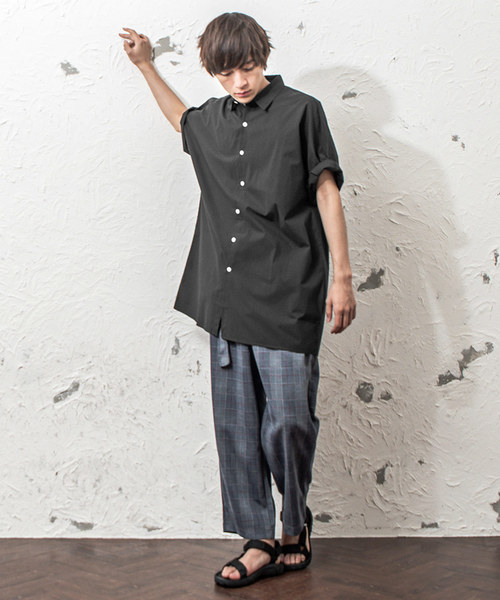MinoriTY（マイノリティ）の「【MinoriTY】オーバーサイズドルマンスリーブ半袖シャツ メンズ 秋服 夏服 ロング丈 無地（シャツ/ブラウス・メンズ・ネイビー/ホワイト/ベージュ/ブラック/カーキ・L/M）」の14枚目の写真