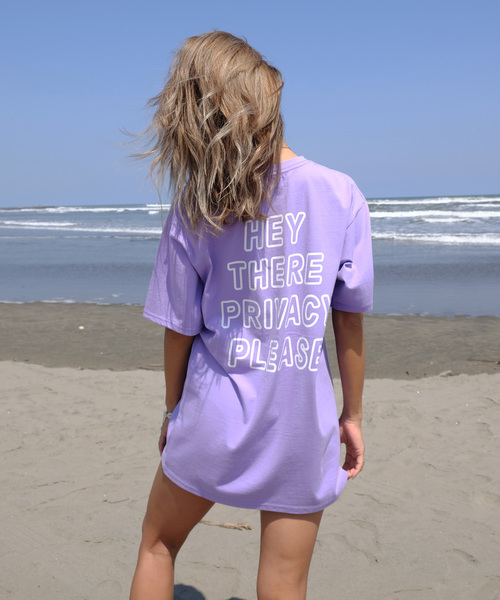 FLAG by ALEXIA STAM（フラッグバイアリシアスタン）の「PRIVACY Tee/プライバシーTシャツ（Tシャツ/カットソー・レディース・ホワイト/パープル/ピンク・FREE）」の3枚目の写真