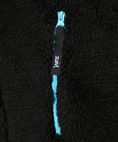 X-girl(エックスガール)の「FLUFFY HOODIE 2014(ブルゾン・レディース・ホワイト/マルチ/ブラック/レッド/ネイビー・1/2)」の7枚目の写真