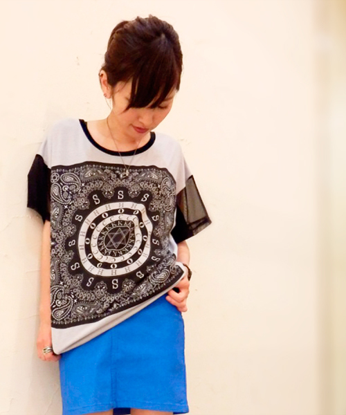 AGOSTO（アゴスト）の「バンダナプリントBIG　Tシャツ（Tシャツ/カットソー・レディース・ホワイト系/ブラック系・MEDIUM）」の2枚目の写真