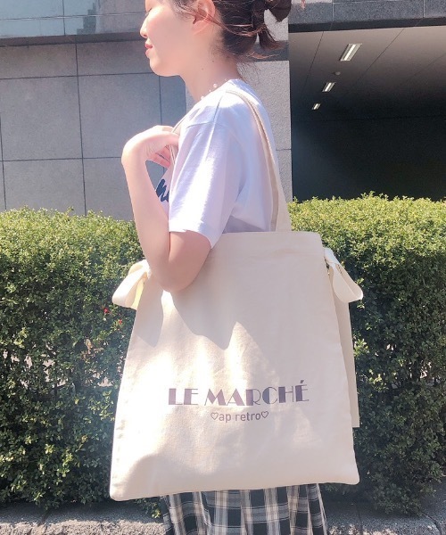 ap retro（アプレトロ）の「サイドリボンロゴプリントキャンバストートバッグ【ZOZO限定アイテム】（トートバッグ・レディース・ブラック/アイボリー・FREE）」の6枚目の写真