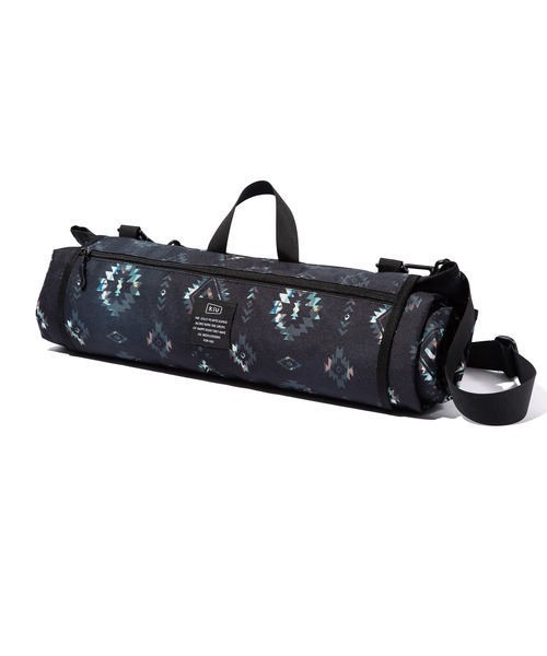 KiU（キウ）の「600D ピクニックシート（アウトドアグッズ・メンズ・ブラック/ネイビー/ホワイト×ブルー/ブラウン系カモフラージュ/ホワイト系その他/ブラック系その他/グレー系その他/ベージュ系その他/ブラック系その他2/ブラック系その他3/ベージュ系その他2/レッド系その他/ブルー系その他/ダークブラック・FREE）」の7枚目の写真