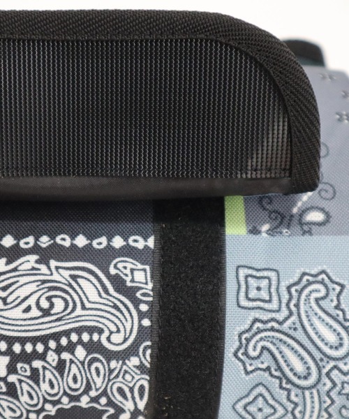 KiU（キウ）の「600D ピクニックシート（アウトドアグッズ・メンズ・ブラック/ネイビー/ホワイト×ブルー/ブラウン系カモフラージュ/ホワイト系その他/ブラック系その他/グレー系その他/ベージュ系その他/ブラック系その他2/ブラック系その他3/ベージュ系その他2/レッド系その他/ブルー系その他/ダークブラック・FREE）」の15枚目の写真