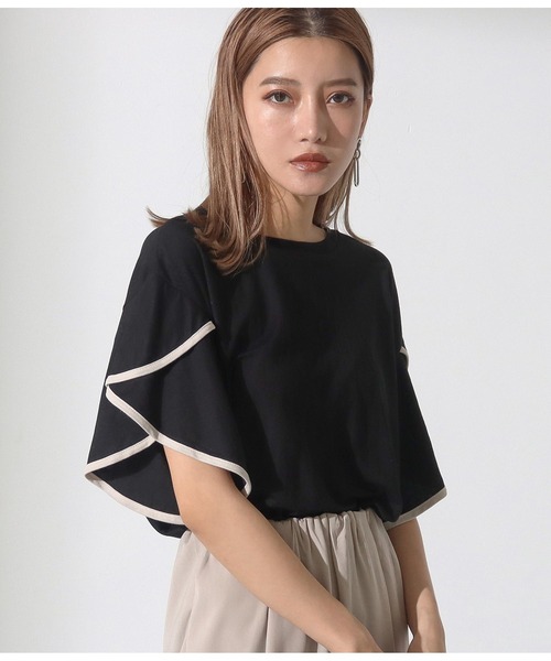 Alluge（アルージュ）の「パイピングフレアースリーブプルオーバー（Tシャツ/カットソー・レディース・ブラック/グレイッシュベージュ・FREE）」の3枚目の写真