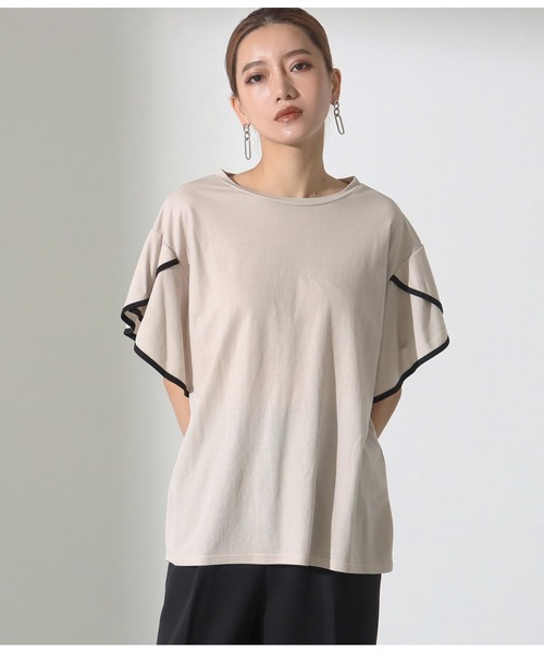 Alluge（アルージュ）の「パイピングフレアースリーブプルオーバー（Tシャツ/カットソー・レディース・ブラック/グレイッシュベージュ・FREE）」の5枚目の写真