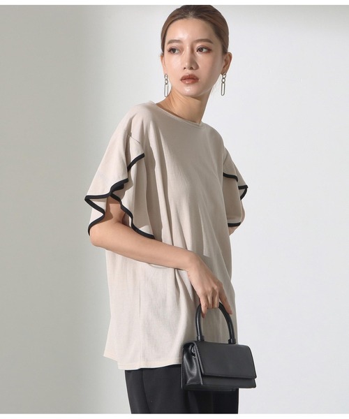 Alluge（アルージュ）の「パイピングフレアースリーブプルオーバー（Tシャツ/カットソー・レディース・ブラック/グレイッシュベージュ・FREE）」の6枚目の写真