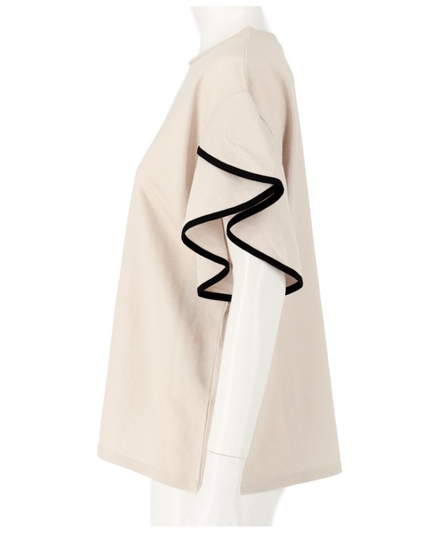 Alluge（アルージュ）の「パイピングフレアースリーブプルオーバー（Tシャツ/カットソー・レディース・ブラック/グレイッシュベージュ・FREE）」の11枚目の写真