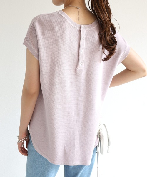 andme(アンドミー)の「ピグメント加工コットンワッフル背中ボタンTシャツ(Tシャツ/カットソー・レディース・オフホワイト/ブルー/グリーン/モカ/ラベンダー/グレー系その他/スミクロ・M)」の2枚目の写真