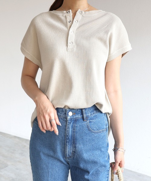 andme(アンドミー)の「ピグメント加工コットンワッフル背中ボタンTシャツ(Tシャツ/カットソー・レディース・オフホワイト/ブルー/グリーン/モカ/ラベンダー/グレー系その他/スミクロ・M)」の5枚目の写真