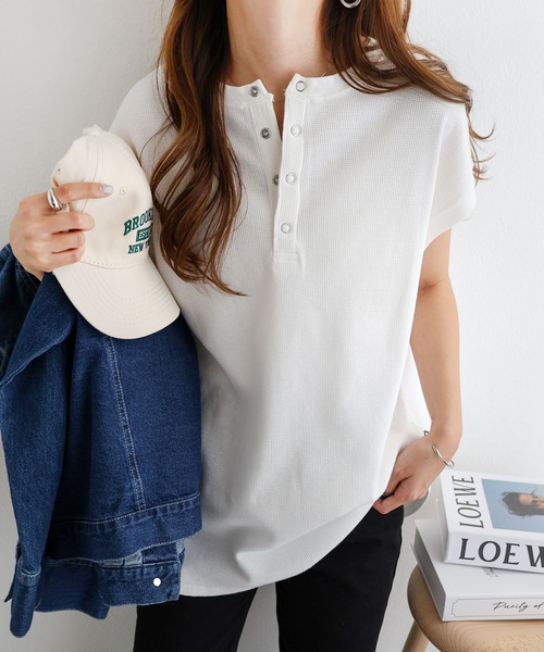 andme(アンドミー)の「ピグメント加工コットンワッフル背中ボタンTシャツ(Tシャツ/カットソー・レディース・オフホワイト/ブルー/グリーン/モカ/ラベンダー/グレー系その他/スミクロ・M)」の3枚目の写真