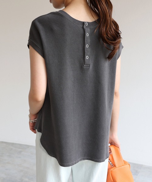 andme(アンドミー)の「ピグメント加工コットンワッフル背中ボタンTシャツ(Tシャツ/カットソー・レディース・オフホワイト/ブルー/グリーン/モカ/ラベンダー/グレー系その他/スミクロ・M)」の4枚目の写真