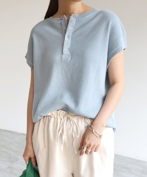 andme(アンドミー)の「ピグメント加工コットンワッフル背中ボタンTシャツ(Tシャツ/カットソー・レディース・オフホワイト/ブルー/グリーン/モカ/ラベンダー/グレー系その他/スミクロ・M)」の1枚目の写真