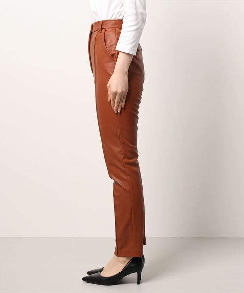 SISLEY（シスレー）の「フェイクレザーキャロットパンツ（その他パンツ・レディース・ブラウン/ブラック・44/40/38/42）」の3枚目の写真