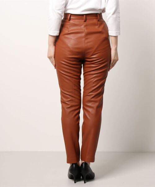 SISLEY（シスレー）の「フェイクレザーキャロットパンツ（その他パンツ・レディース・ブラウン/ブラック・44/40/38/42）」の4枚目の写真