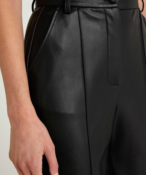 SISLEY（シスレー）の「フェイクレザーキャロットパンツ（その他パンツ・レディース・ブラウン/ブラック・44/40/38/42）」の14枚目の写真