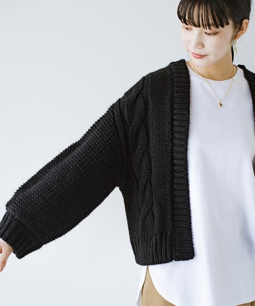 haco!（ハコ）の「どんなコーデにもサッと羽織るだけで気軽に着映える！ケーブルニットカーディガン（カーディガン/ボレロ・レディース・ブラック/アイボリー・2/1）」の3枚目の写真