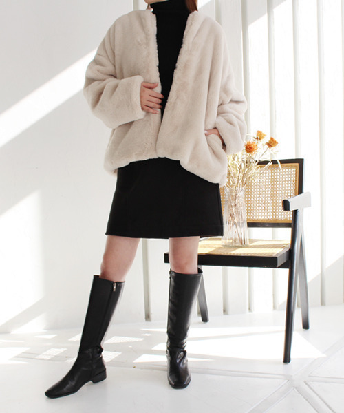 MODE ROBE(モードローブ)の「ノーカラーショートファーコート(ノーカラーコート・レディース・アイボリー/ブラウン・FREE)」の3枚目の写真